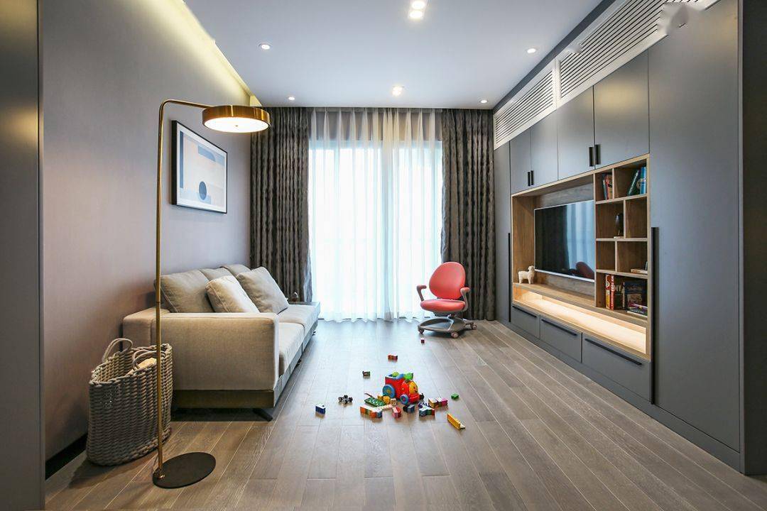 今天分享的是一套建筑面積102平米的現(xiàn)代輕奢風(fēng)三居室案例,屋主夫妻和女兒、母親一家四口人居住,整體來說是比較緊湊的剛需三房案例,設(shè)計師以輕松、時尚的灰色調(diào)作為主色,搭配格調(diào)滿滿的木質(zhì)家具,營造出簡約、輕奢的感覺。 平面布置圖 入戶玄關(guān)和餐廳連在了一起,利用了入戶門側(cè)方的墻面來做上一整墻的柜子,把鞋柜和餐邊柜結(jié)合在一起使用,更為省空間。 復(fù)古的木質(zhì)餐桌椅到灰色調(diào)的背景,金屬質(zhì)感的吊燈,整個餐廳看起來非常有格調(diào)感。在餐桌椅側(cè)方加上隔板的設(shè)計,增強儲物能力。 位于餐廳另一側(cè)的就是客廳空間了,客廳的茶幾被舍棄,中間留空方便作為孩子的娛樂區(qū),米色布藝沙發(fā)和暖灰色背景墻讓人感覺更加溫馨。 客廳的電視背景墻則是被利用起來做了收納,整墻的柜子留空電視周邊的部分區(qū)域,加上藏光之后使用更方便,看起來也更大氣。 廚房內(nèi)部的櫥柜延續(xù)了客餐廳的柜子顏色,深灰色的大理石墻磚搭配灰色的啞光地磚,整個廚房看起來很有現(xiàn)代感。 臥室選擇了以藍灰色為主,在臥室頂部吊頂內(nèi)加上藏光,用吊燈、臺燈等代替主燈,讓臥室看起來更為簡潔。 在主臥室里還有一個迷你的衣帽間,U字形布局的柜子把角落空間充分用上。衣帽間外的床頭柜改成了梳妝臺,使用起來更加方便。 老人房選擇了榻榻米床組合衣柜和書桌的設(shè)計,榻榻米的安全性會更高一些,加上一張書桌也方便屋主母親看看書。 衛(wèi)生間內(nèi)部是三角形的布局方案,鉆石形的淋浴房做在了轉(zhuǎn)角處,兩側(cè)擺放洗手臺和馬桶。洗手臺上方的鏡柜做了藏光的設(shè)計,看起來更時尚。 今天分享的是一套建筑面積102平米的現(xiàn)代輕奢風(fēng)三居室案例,屋主夫妻和女兒、母親一家四口人居住,整體來說是比較緊湊的剛需三房案例,設(shè)計師以輕松、時尚的灰色調(diào)作為主色,搭配格調(diào)滿滿的木質(zhì)家具,營造出簡約、輕奢的感覺。 平面布置圖 入戶玄關(guān)和餐廳連在了一起,利用了入戶門側(cè)方的墻面來做上一整墻的柜子,把鞋柜和餐邊柜結(jié)合在一起使用,更為省空間。 復(fù)古的木質(zhì)餐桌椅到灰色調(diào)的背景,金屬質(zhì)感的吊燈,整個餐廳看起來非常有格調(diào)感。在餐桌椅側(cè)方加上隔板的設(shè)計,增強儲物能力。 位于餐廳另一側(cè)的就是客廳空間了,客廳的茶幾被舍棄,中間留空方便作為孩子的娛樂區(qū),米色布藝沙發(fā)和暖灰色背景墻讓人感覺更加溫馨。 客廳的電視背景墻則是被利用起來做了收納,整墻的柜子留空電視周邊的部分區(qū)域,加上藏光之后使用更方便,看起來也更大氣。 廚房內(nèi)部的櫥柜延續(xù)了客餐廳的柜子顏色,深灰色的大理石墻磚搭配灰色的啞光地磚,整個廚房看起來很有現(xiàn)代感。 臥室選擇了以藍灰色為主,在臥室頂部吊頂內(nèi)加上藏光,用吊燈、臺燈等代替主燈,讓臥室看起來更為簡潔。 在主臥室里還有一個迷你的衣帽間,U字形布局的柜子把角落空間充分用上。衣帽間外的床頭柜改成了梳妝臺,使用起來更加方便。 老人房選擇了榻榻米床組合衣柜和書桌的設(shè)計,榻榻米的安全性會更高一些,加上一張書桌也方便屋主母親看看書。 衛(wèi)生間內(nèi)部是三角形的布局方案,鉆石形的淋浴房做在了轉(zhuǎn)角處,兩側(cè)擺放洗手臺和馬桶。洗手臺上方的鏡柜做了藏光的設(shè)計,看起來更時尚。